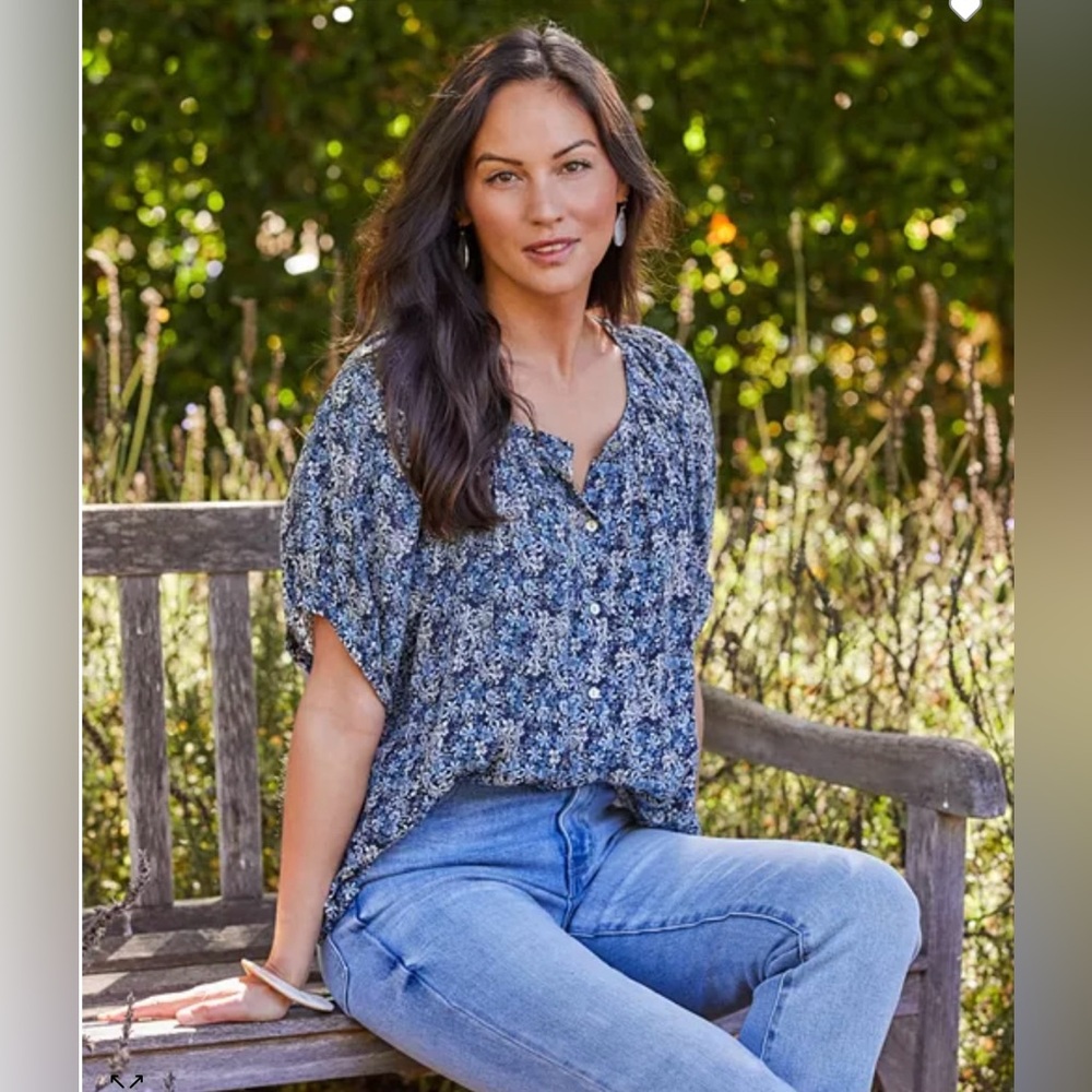 Women’s Karen Kane Short Sleeve Button Down Floral Blouse. Flowy. Viscose.